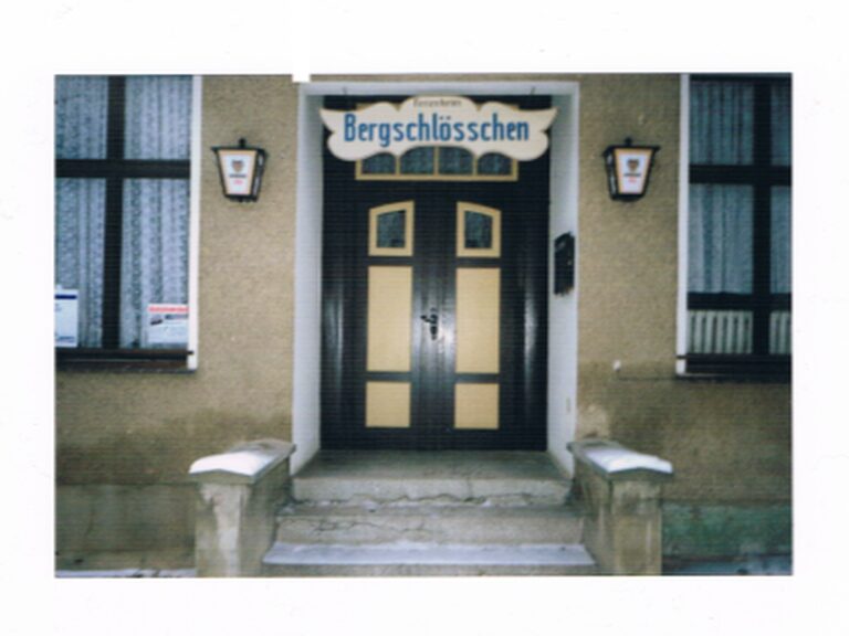 Alte Eingangstür zum Bergschlösschen