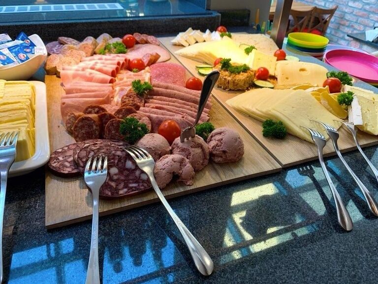 Schön angerichtete Aufschnittplatte mit Wurst- und Käsesorten