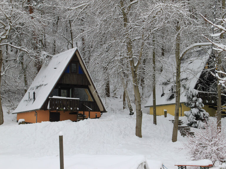 Hotel Außengelände mit Blick zum Hexenhaus im Schnee