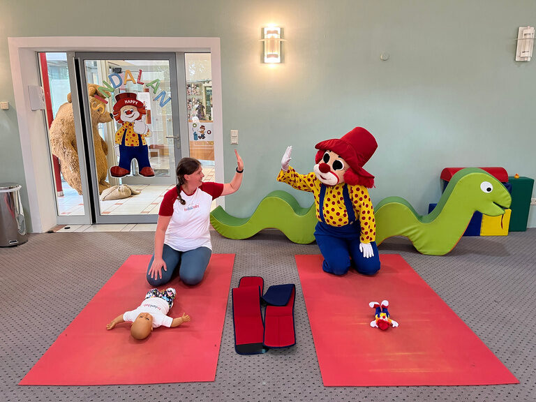 Fit mit Baby Kurs mit dem Familotel Maskottchen Happy