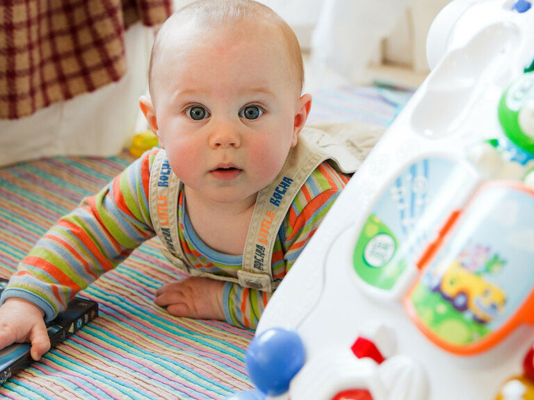 Baby spielt mit buntem Spielzeug