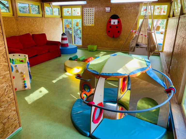 Buntes Baby Spielzimmer im Family Club Harz