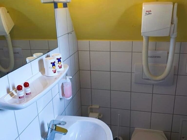 Badezimmer mit gelber Wand