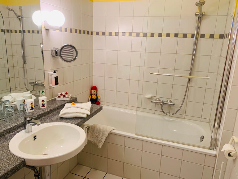 Badezimmer mit Badewanne im Family Club Harz