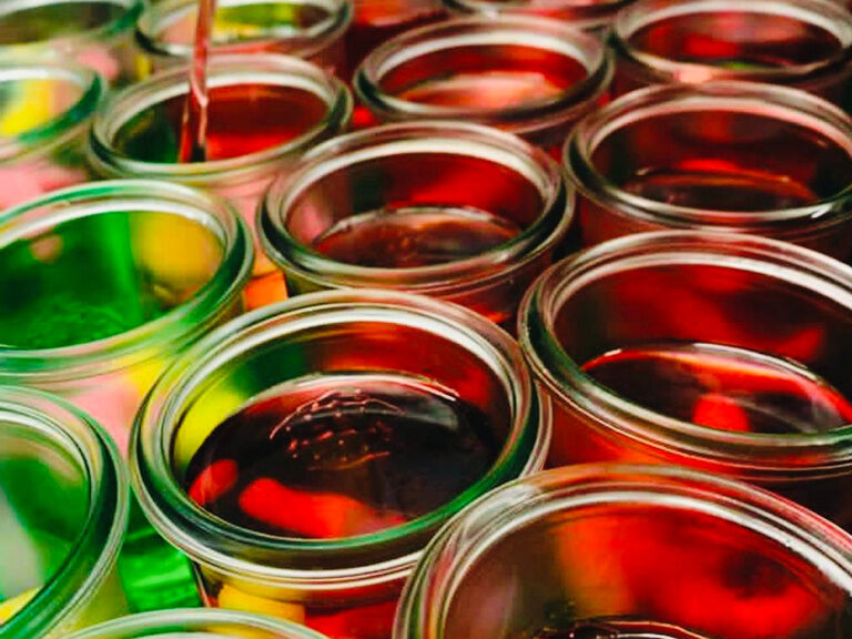 Buntes Dessert im Glas