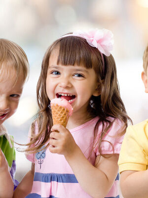 Kinder beim Eis essen