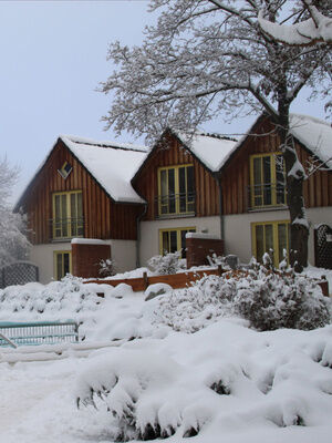 Hotelanlage im Schnee