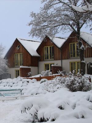 Hotelanlage im Schnee