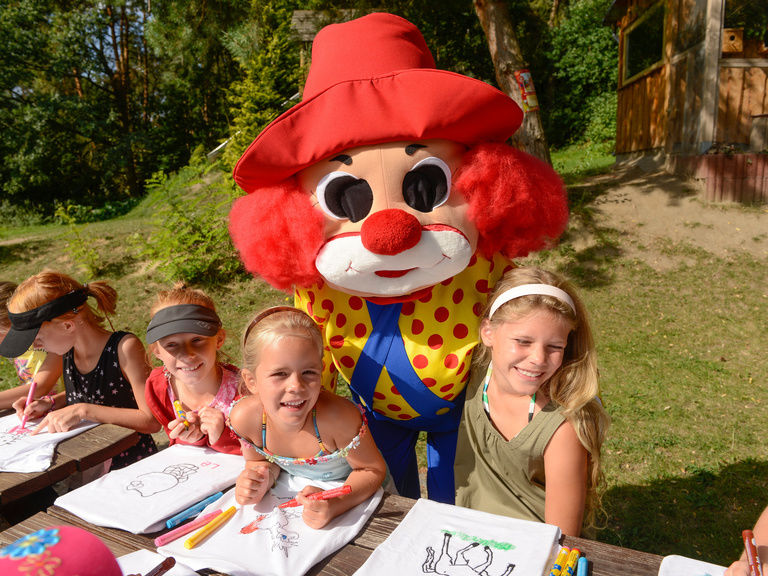 Clown Happy mit Kindern