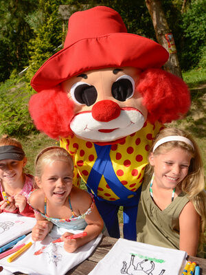 Clown Happy mit Kindern