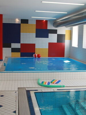 Indoor Schwimmbad mit zwei getrennten Becken
