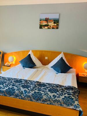 Doppelbett mit blauen Kissen