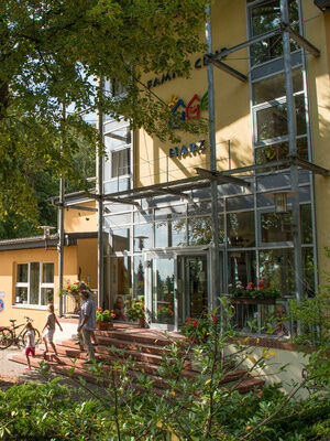 Außengelände des Hotels im Pool