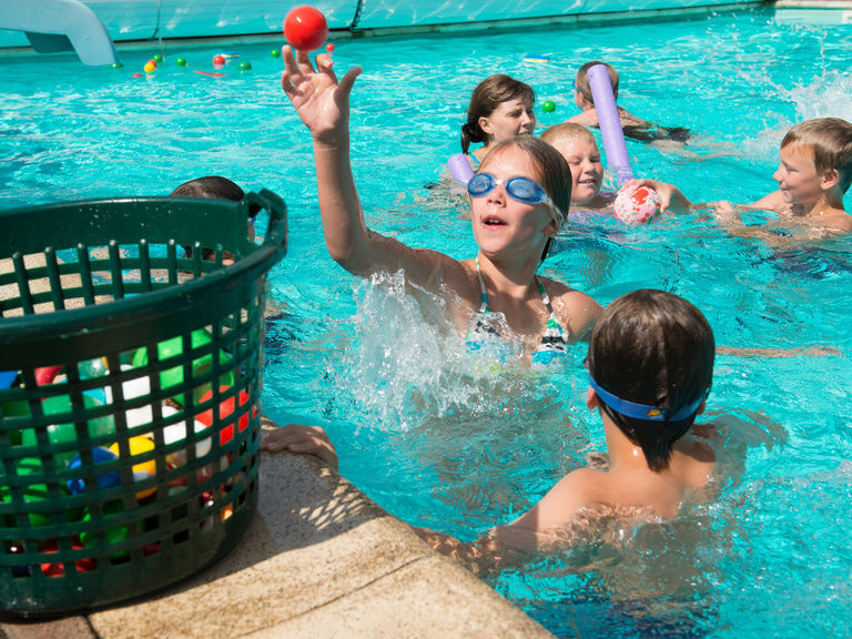 Kinder im Pool