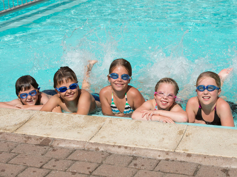 Kinder im Pool