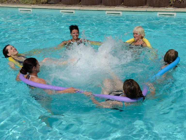 Aquafitness im Pool für Erwachsene