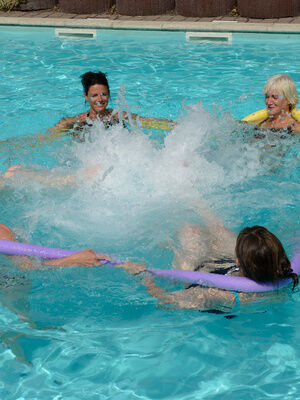 Kinder im Schwimmbad