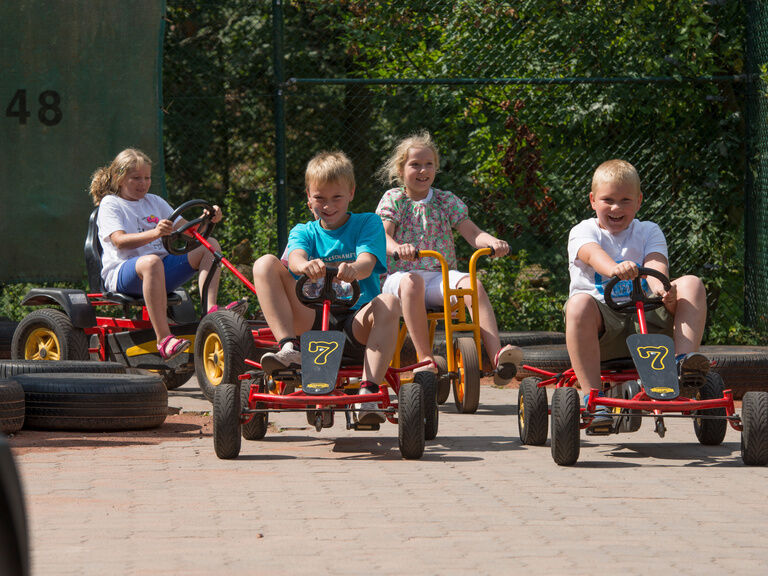 Kinder beim Kettcar