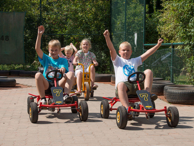 Kinder auf Karts