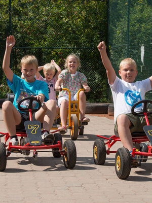 Kinder auf Karts im Family Club Harz