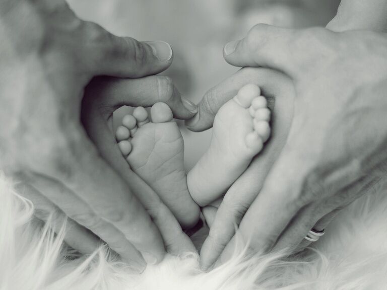 Babyfüße und Hände in Schwarz-Weiß