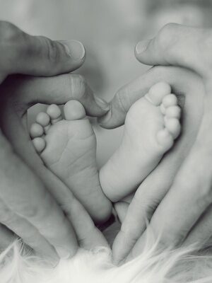 Babyfüße und Hände in Schwarz-Weiß