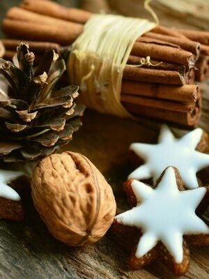 Weihnachtliche Zimtsterne mit Zimtstange