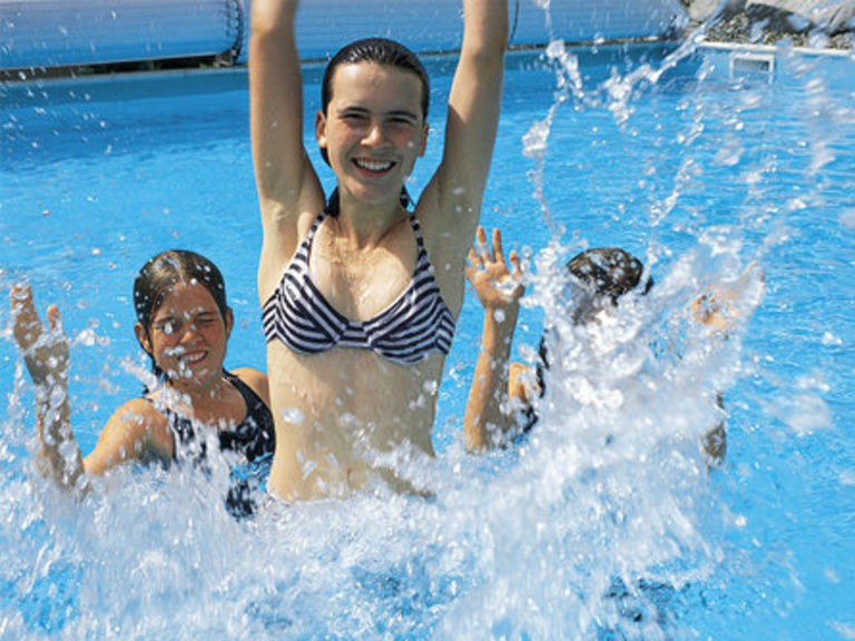 Kinder im Schwimmbad