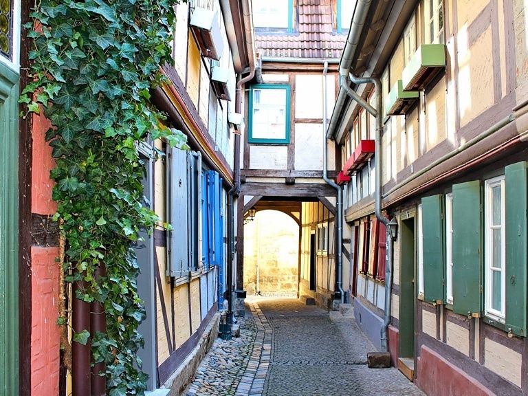 Gasse mit Fachwerkhäusern