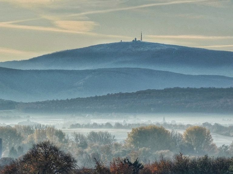 Brocken im Dunst