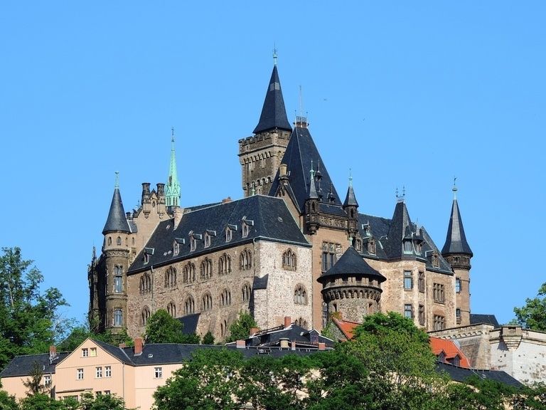 Schloss Wernigerode mit Türmchen und spitzigen Dächern
