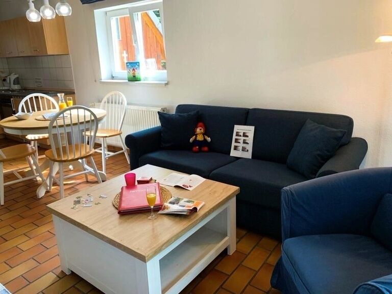 Blaue Couch mit Tisch