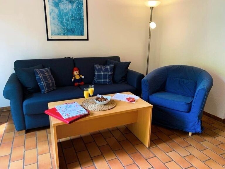 Blaue Couch mit Tisch