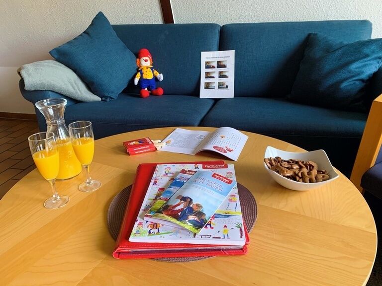 Couchtisch mit Snacks und Informationsmaterial