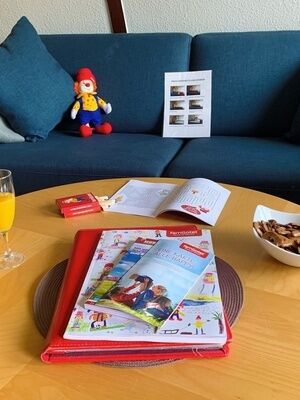 Couchtisch mit Snacks und Informationsmaterial