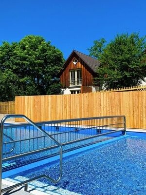 Pool mit Nichtschwimmerbereich außen für Familien