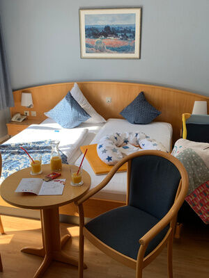 Doppelbett mit Sitzgelegenheit