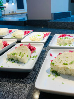 Schön angerichtetes Abendessen auf kleinen Tellern