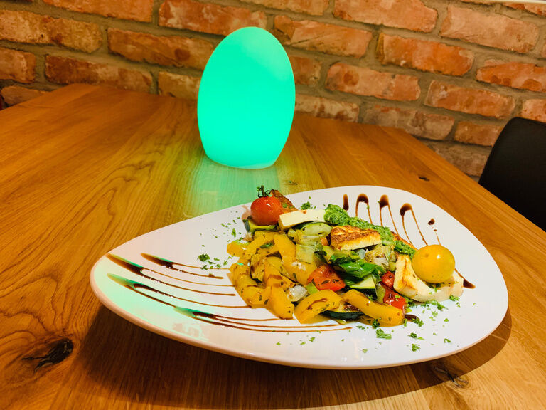 Leckeres Abendessen mit Gemüse auf Teller