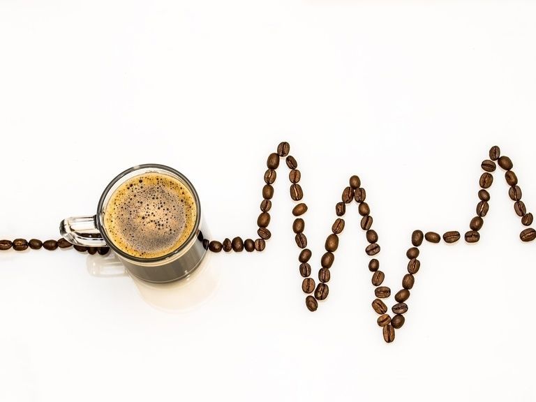 Herzschlaglinie aus Kaffeebohnen