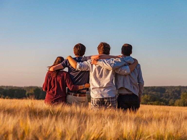 Teenager im Sonnenuntergang