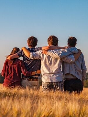 Teenager im Sonnenuntergang