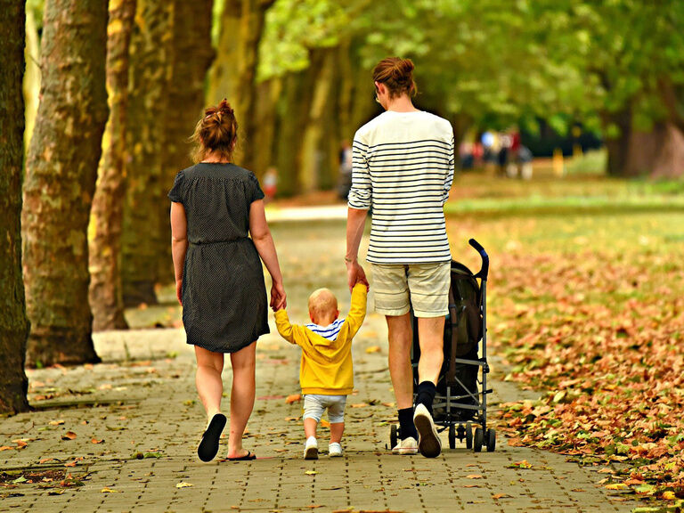 Familie beim Spaziergang