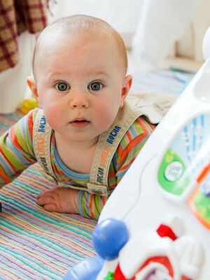 Baby spielt mit buntem Spielzeug