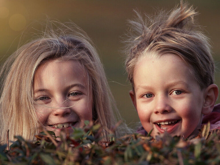 Schwester und Bruder beim spielen