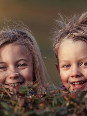 Schwester und Bruder beim spielen