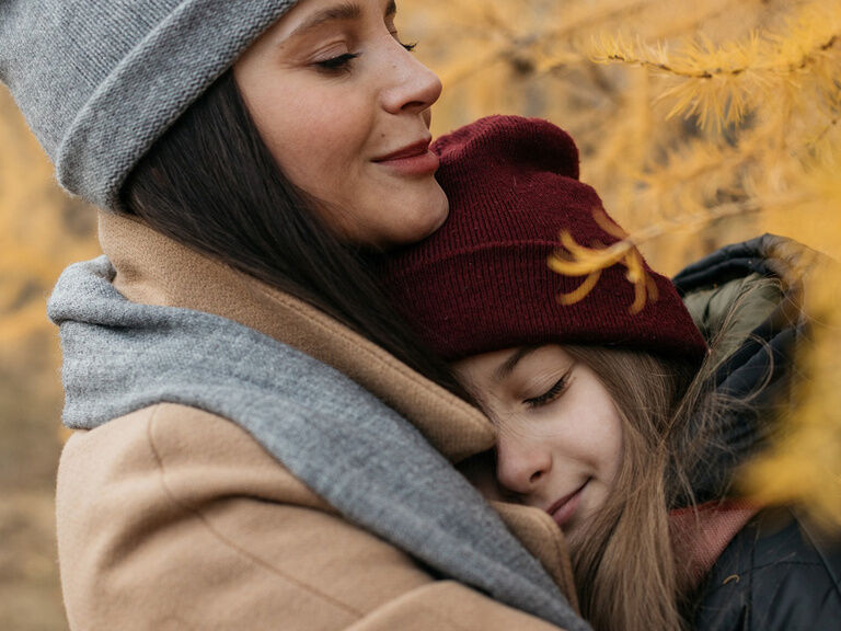 Mama und Tochter im Herbst