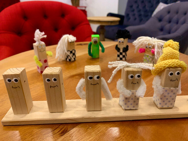 Figuren aus Holzstücken