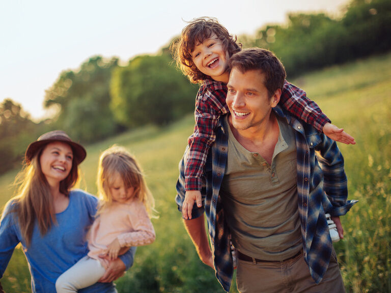 Eine Familie genießt die freie Zeit voller Freude in der Natur