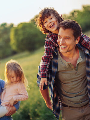 Eine Familie genießt die freie Zeit voller Freude in der Natur